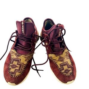 Adidas Originals Tubular Moc Runner "Blanket"
Burgundy and gold size 12